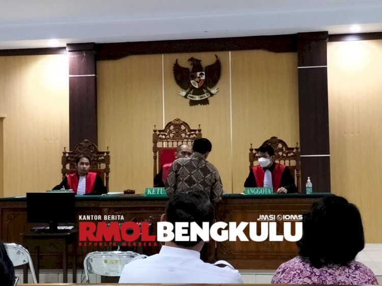 Eks Auditor BPK Perwakilan Provinsi Bengkulu, Mario Anton Wibowo saat menunjukkan bukti kepada Majelis Hakim LHP Sembilan SKPD/RMOLBengkulu
