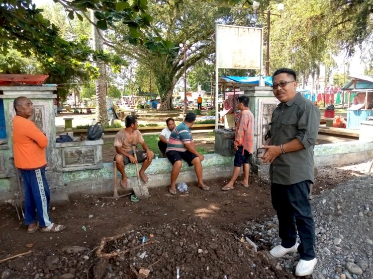 Kabid Cipta Karya PUPR BS Aris Munandar saat memantau langsung proses pekerjaan Taman Merdeka Kota Manna/RMOLBengkulu