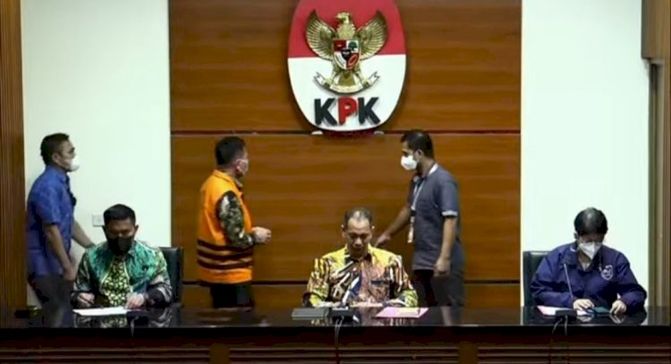 Konferensi penahanan tersangka kasus dugaan suap pengurusan HGU di Kanwil BPN Riau. Foto: Tangkapan layar channel YouTube KPK.