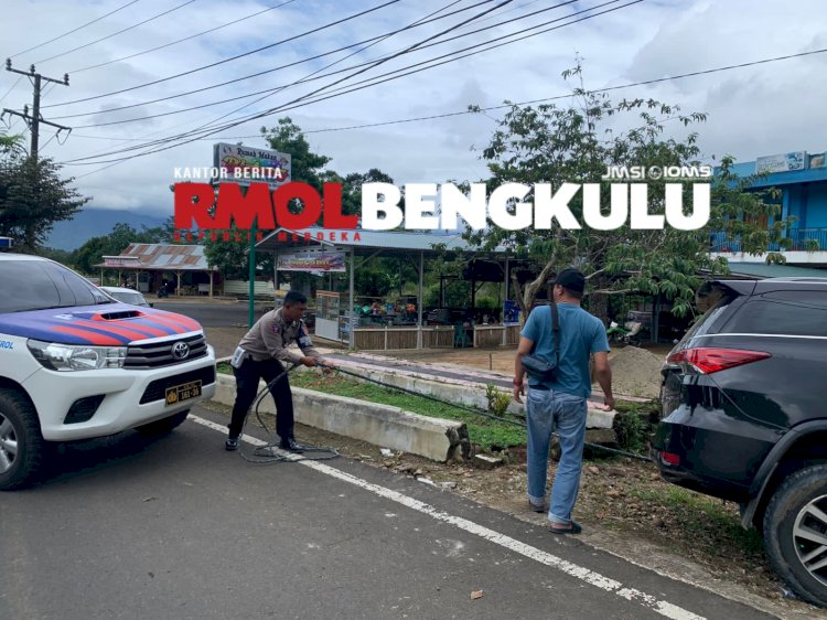 Tampak petugas kepolisian saat mengevakuasi kendaraan rombongan Sekda Mukomuko di Kabupaten Lebong/RMOLBengkulu