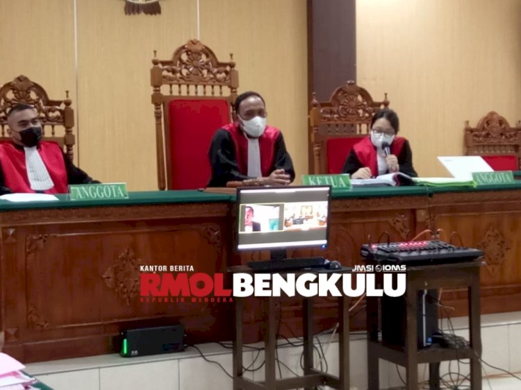 Majelis Hakim saat memimpin jalannya sidang secara online/RMOLBengkulu