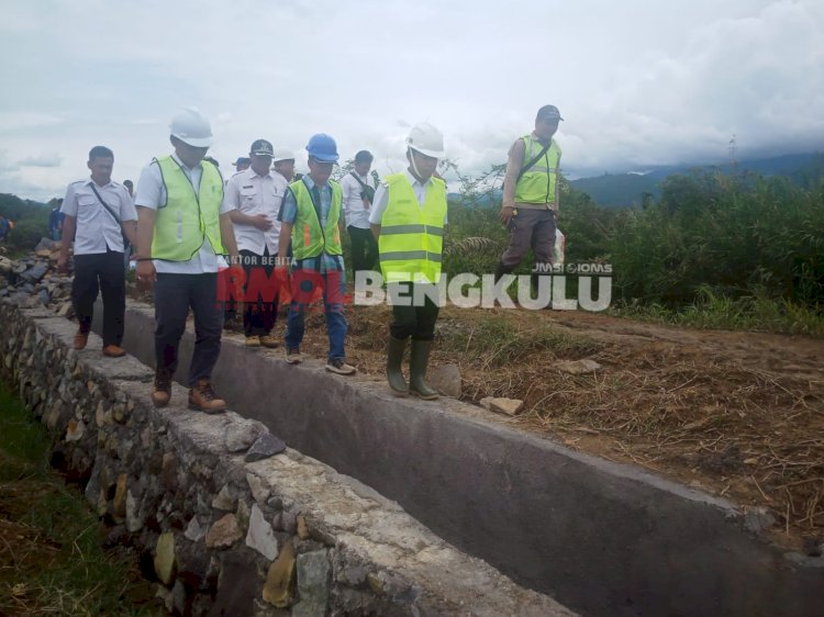 Kadis PUPR-P Lebong, Joni Prawinata mendampingi Bupati Lebong, Kopli Ansori saat mengecek pembangunan irigasi untuk masyarakat Lebong di Desa Talang Liak I/RMOLBengkulu