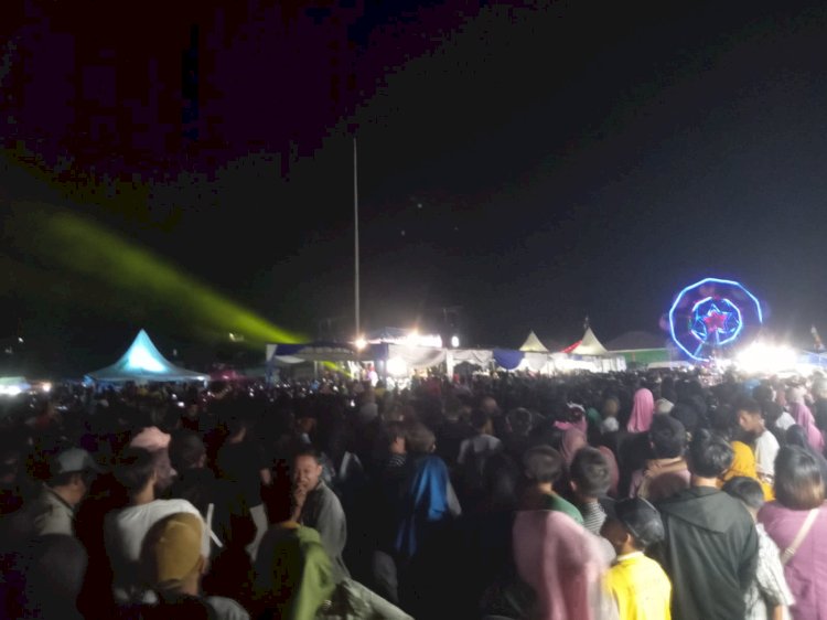 Tampak kerumunan warga menyaksikan malam puncak HUT Lebong/RMOLBengkulu