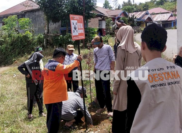 Pemasangan rambu-rambu jalur evakuasi dan titik kumpul Destana Sukau Sari/RMOLBengkulu