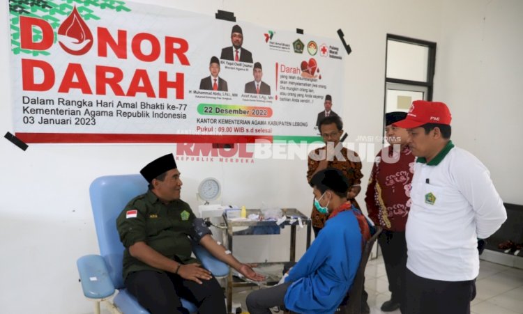 Kakan Kemenag Lebong, Arief Azizi saat mengikuti aksi donor darah/Ist