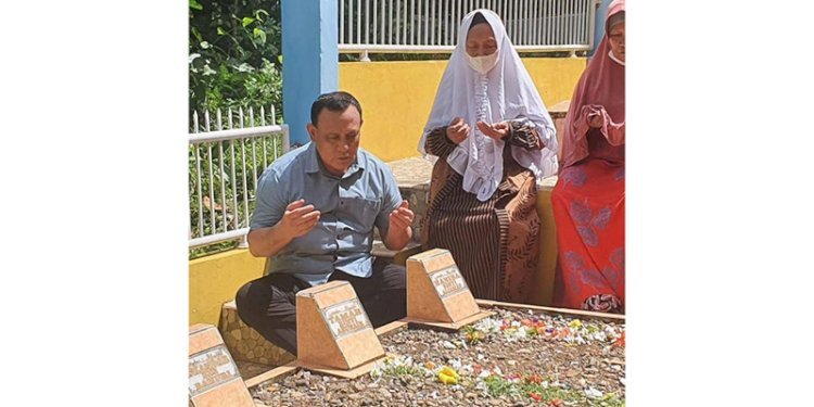 Ketua KPK RI Firli Bahuri ziarah ke makam orang tuanya di Desa Lontar, Sumatera Selatan/Ist