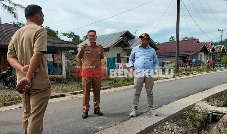 Ketua DPRD Lebong, Carles Ronsen bersama Kabid Bina Marga, Haris Santoso saat meninjau pembangunan jalan Sebelat Ulu menuju Ketenong 2/RMOLBengkulu