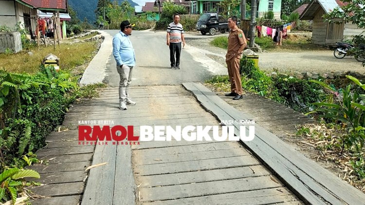 Ketua DPRD Lebong, Carles Ronsen didampingi Kabid Bina Marga Haris Santoso saat meninjau kondisi jembatan/RMOLBengkulu