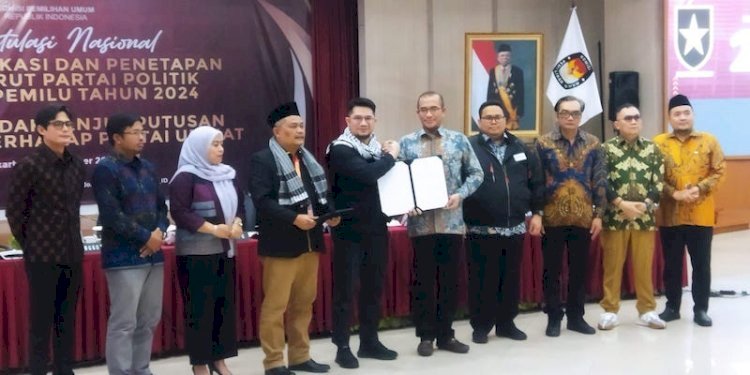 Ketua Umum KPU RI Hasyim Asyari saat berikan SK nomor Partai Ummat ke Ridho Rahmadi/RMOL