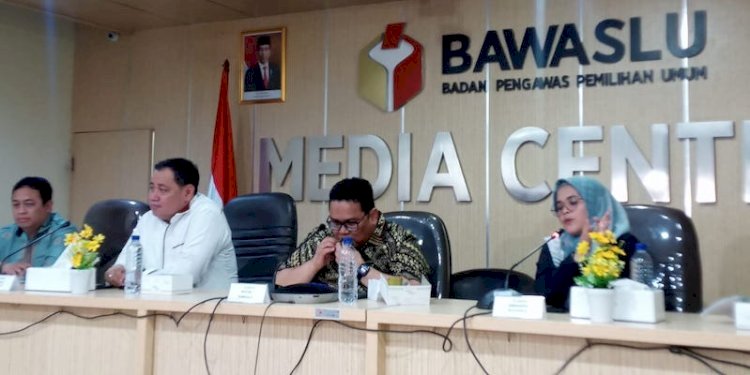 Anggota Bawaslu RI, Lolly Suhenty (paling kanan), dalam diskusi bersama Koalisi Pewarta Pemilu (KPP)/RMOL