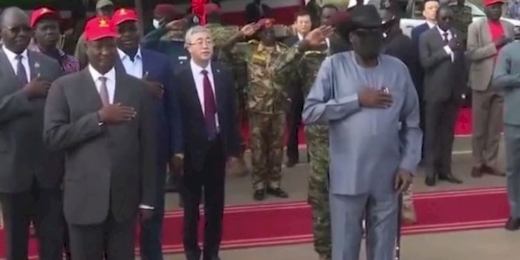 Tangkapan gambar yang memperlihatkan Presiden Sudan Selatan, Salva Kiir mengompol ketika menyanyikan lagu kebangsaan di sebuah acara/Net