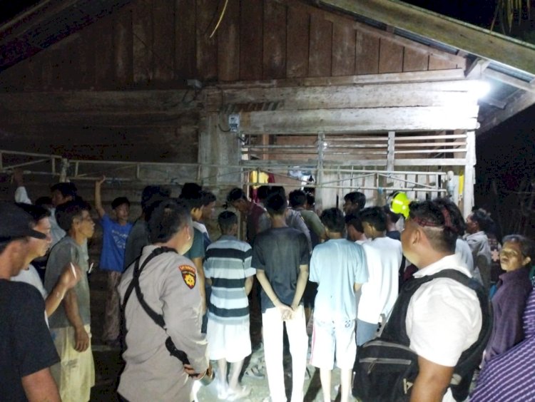 Anggota Polsek Talo bersama masyarakat saat mengantar jenaza Alm. RD kerumah duka / Dok. Foto Istimewa