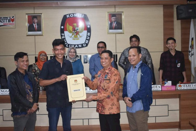 Salah satu Tim Balon DPD RI, Rahiman Dani saat menerima salinan berita acara dari KPU Bengkulu/KPU