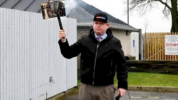Ekstremis sayap kanan Swedia, Rasmus Paludan, melakukan aksi pembakaran Al Quran di depan kantor Kedutaan Besar Turki di Stockholm pada 21 Januari 2023/Net