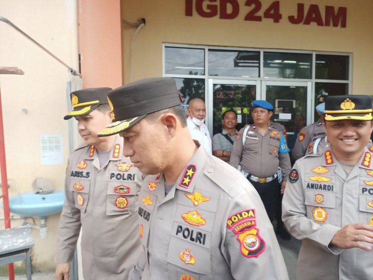 Kapolda Bengkulu, Irjen Pol Armed Wijaya saat membesuk korban/RMOLBengkulu