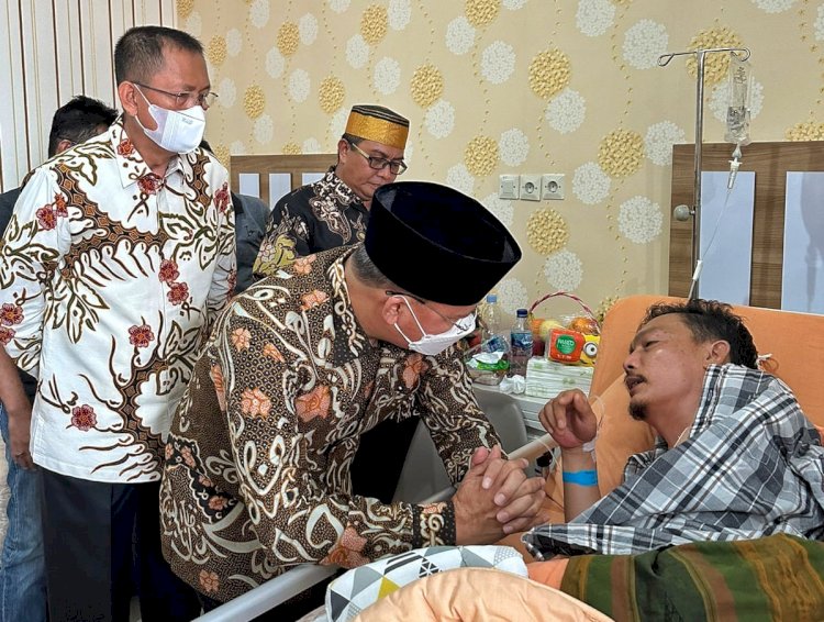 Gubernur Bengkulu, Rohidin Mersyah saat mengunjungi Rahiman Dani/RMOLBengkulu