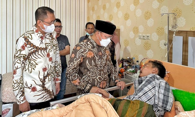Gubernur Bengkulu Rohidin Mersyah menjenguk Rahimandani di Rumah Sakit pasca penembakan/ist