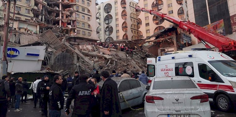 Tim SAR melakukan operasi pencarian dan penyelamatan korban gempa di Turki bagian selatan pada Senin, 6 Februari 2023/Net