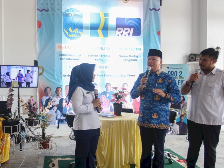 Gubernur Bengkulu Rohidin Mersyah saat meninjau beberapa stand media pada One Day Kominfo Tahun 2023 Provinsi Bengkulu, di Teras Gedung Daerah Balai Raya Semarak Bengkulu, Selasa (07/02)/MC