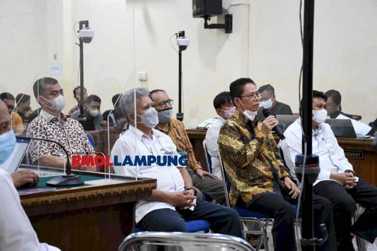Mantan Rektor Universitas Riau Prof Aras Mulayadi (paling kanan) saat jadi saksi di sidang Karomani CS, Kamis (9/2)/Faiza