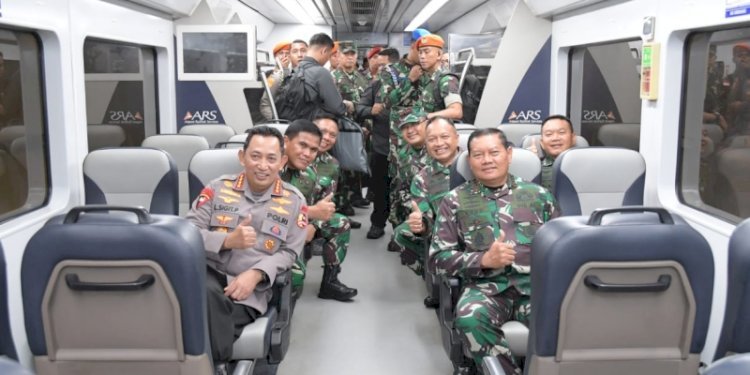 Kapolri Jenderal Listyo Sigit Prabowo dan Panglima TNI Laksamana Yudo beserta rombongan menggunakan transportasi kereta saat menghadiri puncak Hari Pers Nasional 2023 di Medan/Ist