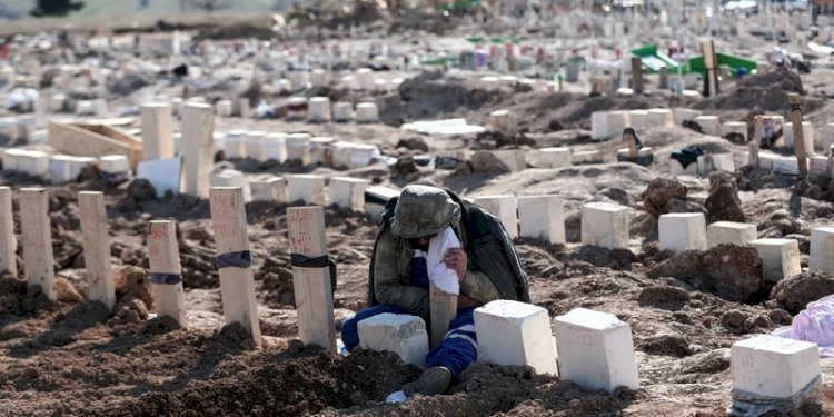 Warga meratapi kerabat mereka di kuburan massal di Adiyaman, Turki, pada 11 Februari/Net