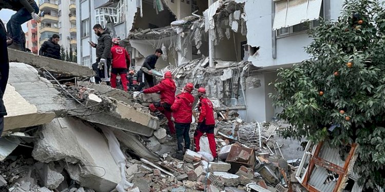 Tim gabungan melakukan pencarian korban di tengah puing-puing bangunan yang ambruk akibat gempa/ist