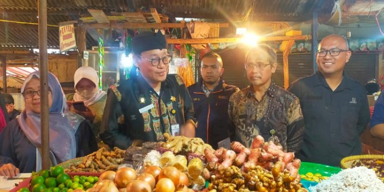 Kepala BPPSDMP, Dedi Nursyamsi saat memantau ketersediaan dan harga komoditas pangan di Pasar Sederhana Bandung/RMOLJabar