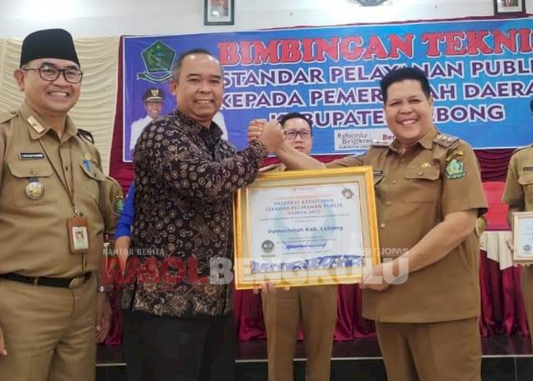 Wabup Lebong, Fahrurrozi didampingi Sekda Lebong, Mustarani Abidin saat menerima penghargaan dari Ombudsman Provinsi Bengkulu Herdi Puryanto/RMOLBengkulu