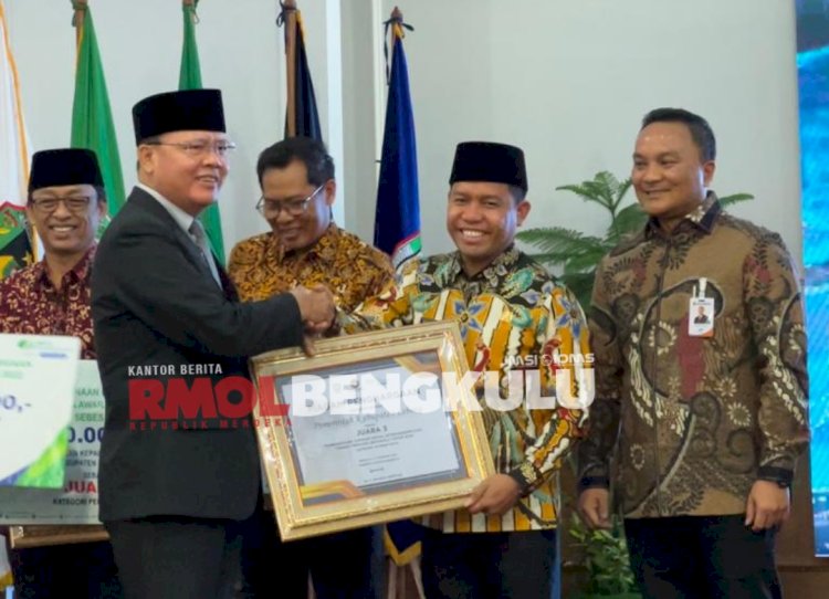 Bupati Lebong, Kopli Ansori saat menerima penghargaan dari Gubernur Bengkulu, Rohidin Mersyah/RMOLBengkulu