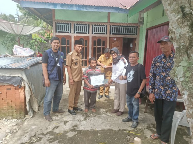 Kades Air Kering I Kecamatan Padang Guci Hilir Adisi Putra menyerahkan BLT-DD Tahap Pertama ke KPM