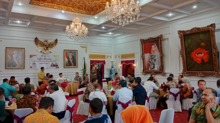 Gubernur Rohidin saat pimpin _Coffee Morning_ bersama FKIJK Provinsi Bengkulu, di Ruang Garuda, Gedung Daerah Balai Raya Semarak Bengkulu, Selasa (07/03). 