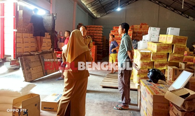 Kadis Perindagkop-UKM Lebong, Mahmud Siam saat meninjau sejumlah gudang toko memastikan ketersediaan stok/RMOLBengkulu