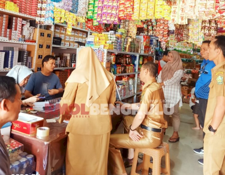 Kadis Perindagkop-UKM Lebong, Mahmud Siam saat meninjau sejumlah toko/RMOLBengkulu