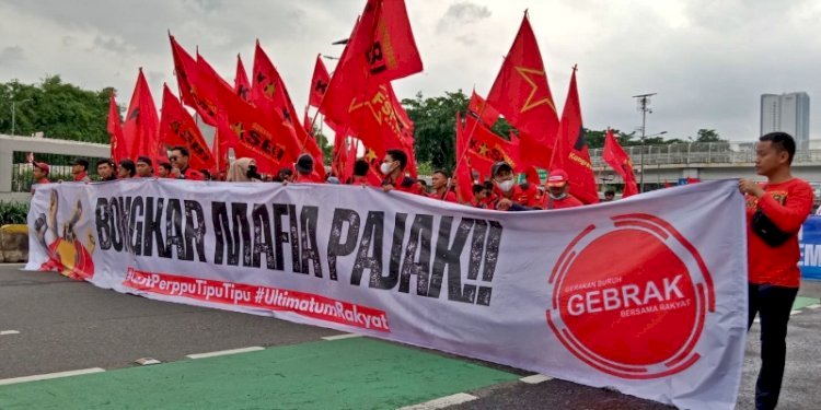  Gerakan Buruh Bersama Rakyat (Gebrak) menggelar unjuk rasa di depan gedung DPR RI, Jalan Gatot Soebroto, Senayan, Jakarta/RMOL