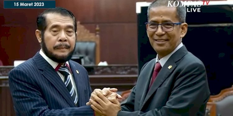 Saldi Isra berjabat tangan dengan Anwar Usman usai pemilihan Ketua dan Wakil Ketua Mahkamah Konstitusi/Net