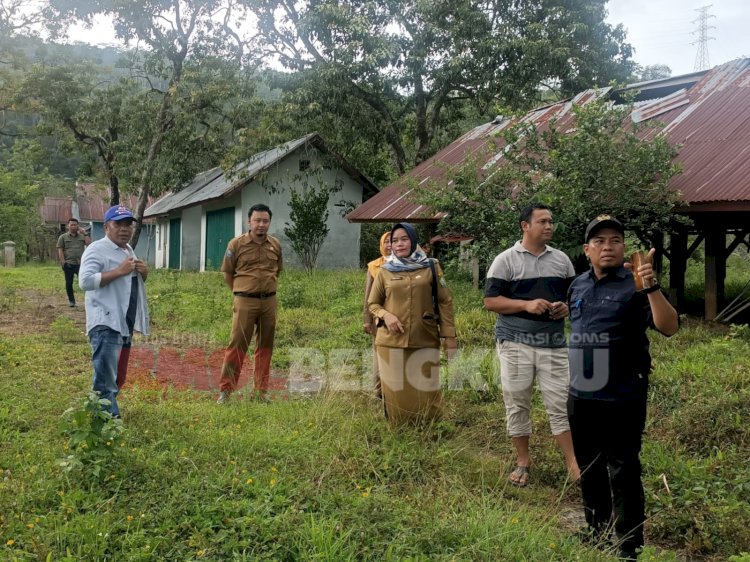 Ketua DPRD Lebong, Carles Ronsen saat sidak ke UPTD BPT di Desa Ladang Palembang/RMOLBengkulu