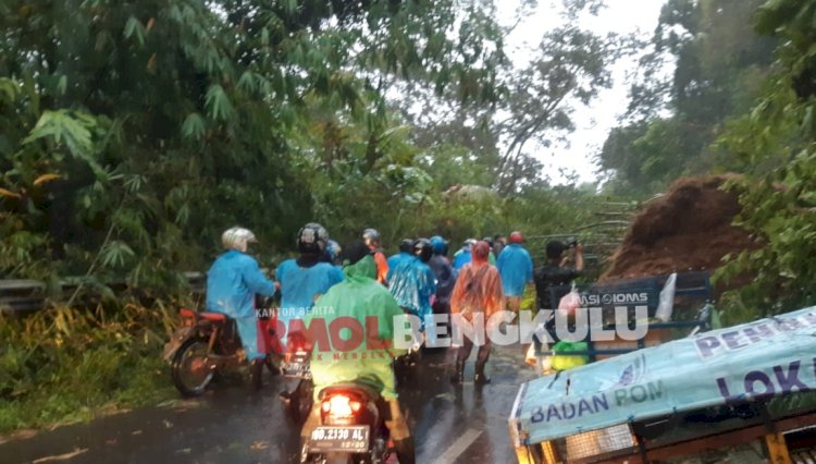 Tampak pengendara saat hendak melewati di Pohon Tumbang diserai Longsor di Desa Tik Kuto, Kecamatan Rimbo Pengadang menjelang berbuka puasa/RMOLBengkulu
