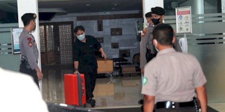 Penyidik Komisi Pemberantasan Korupsi (KPK) membawa koper usai penggeledahan kantor Direktorat Jenderal (Ditjen) Mineral dan Batu Bara (Minerba) Kementerian ESDM, Jakarta/Net