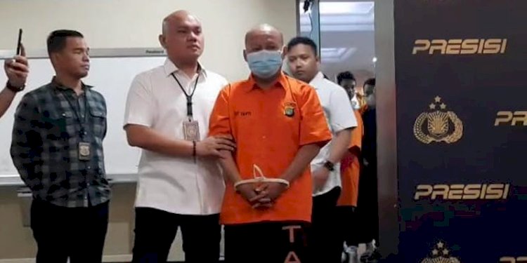 Polda Metro Jaya menunjukkan terduga pelaku jasa umrah palsu/ RMOL