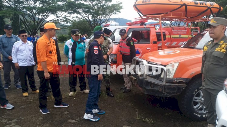 Bupati Lebong, Kopli Ansori saat mengecek kondisi sarana prasarana penanggulangan bencana alam/RMOLBengkulu