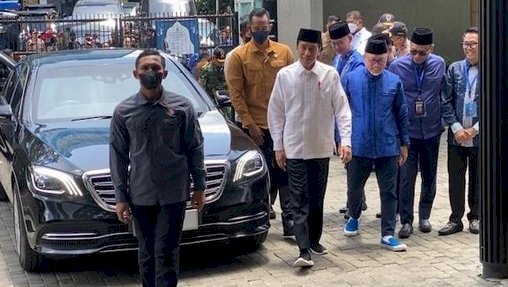 Presiden Joko Widodo disambut Ketua Umum PAN Zulkifli Hasan saat tiba di Kantor PAN/RMOL