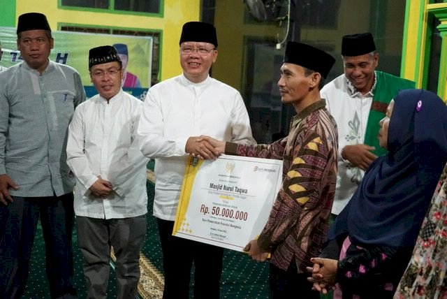 Gubernur Bengkulu, Rohidin Mersyah saat menyerahkan bantuan/Ist