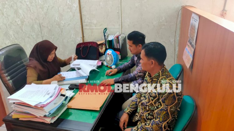 Kabid Ketenagakerjaan, Riko Tandean saat menyampaikan surat permohonan ke Biro Organisasi Pemprov Bengkulu/RMOLBengkulu