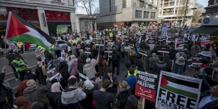Pengunjuk rasa di depan Kedutaan Besar Israel di London, Jumat 7 April 2023/Net