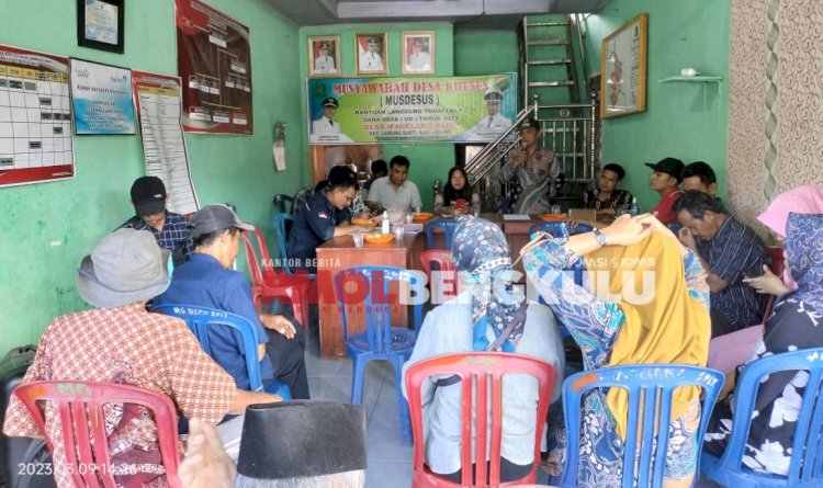 Rapat Musyawarah Desa Khusus (Musdesus) di Kantor Desa Magelang Baru.