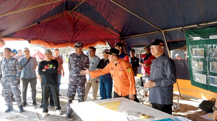 Gubernur Bengkulu, Rohidin Mersyah saat meninjau posko pencarian korban/Ist