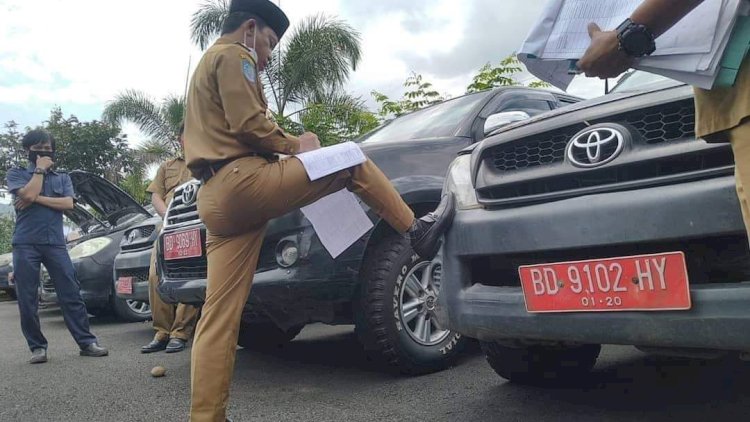 Dokumen Bupati Lebong, Kopli Ansori saat mendata kendaraan dinas/Net