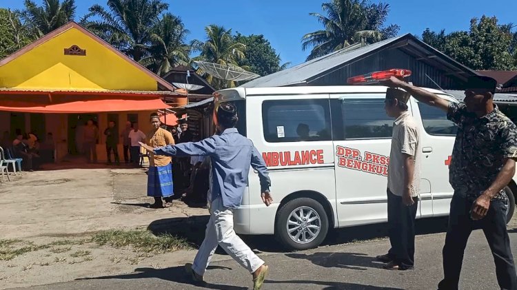 Ambulans milik organisasi PKSSB tiba rumah almarhum di Desa Ulak Lebar, kedatangan disambut pihak keluarga dengan penuh rasa haru/Ist
