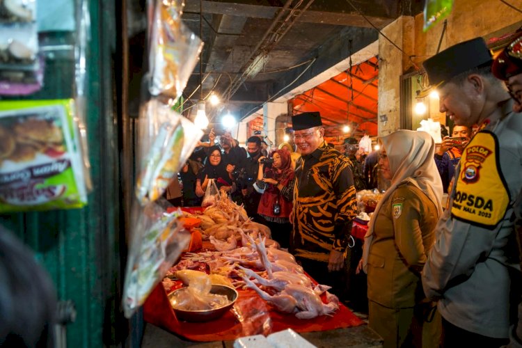 Gubernur Rohidin saat Pantau Harga dan Stok Bahan Pokok Menjelang Hari Raya Idulfitri 1 Syawal 1444 Hijriyah, di Pasar Tradisional Modern (PTM) Kota Bengkulu, Selasa (18/04)/Ist